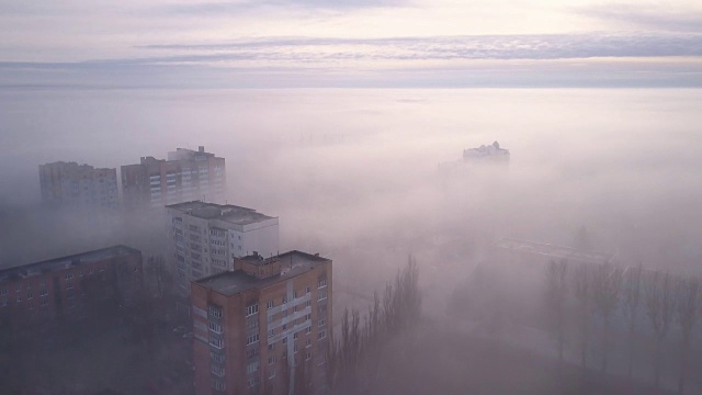 城市中的烟雾或雾。启示城市在雾鸟瞰图。视频素材画面3