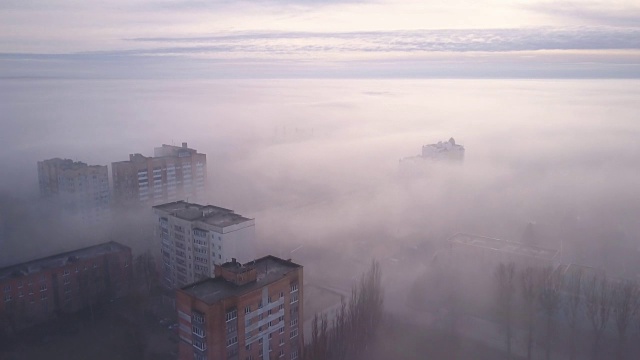 城市中的烟雾或雾。启示城市在雾鸟瞰图。视频素材画面4