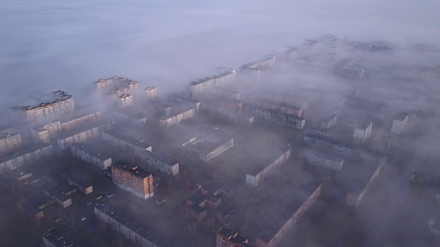 从鸟瞰到大雾弥漫城市的美丽景色。视频素材画面2