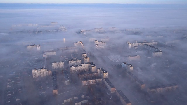烟雾中的城市景观鸟瞰图。视频素材画面1