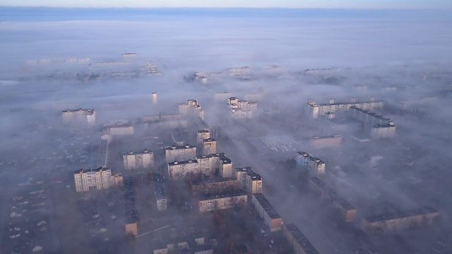 烟雾中的城市景观鸟瞰图。视频素材画面2
