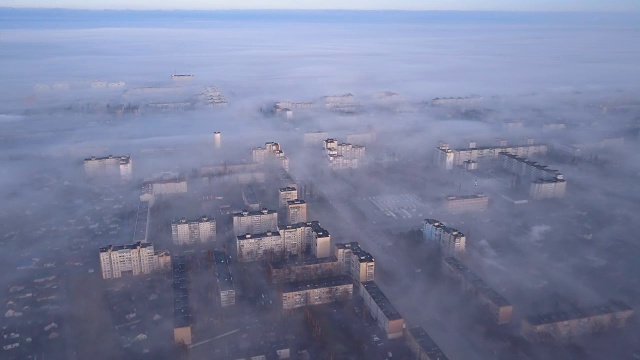 烟雾中的城市景观鸟瞰图。视频素材画面3
