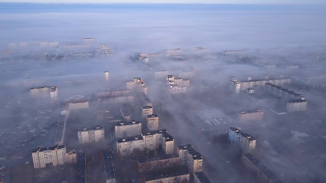 烟雾中的城市景观鸟瞰图。视频素材画面4