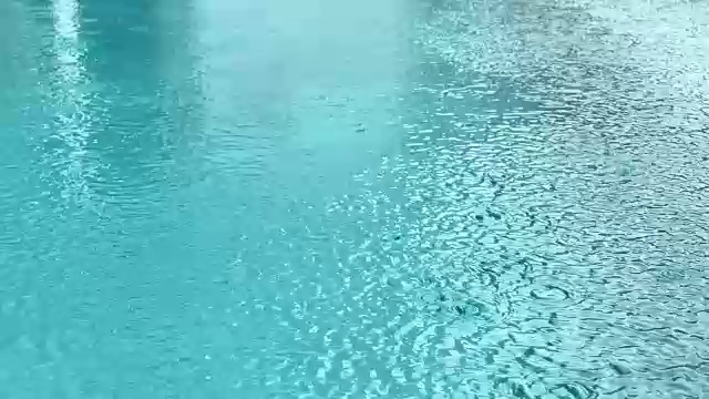 雨滴落在水面，游泳池视频素材