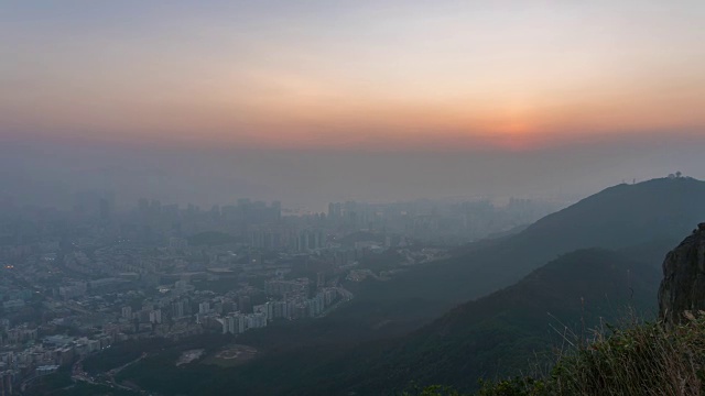 4K时间推移:俯视图香港城市在狮子山视频素材