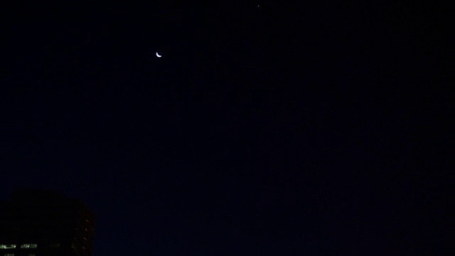 从清真寺到新月的镜头运动。黑暗的阿拉伯之夜。被金色灯光照亮的清真寺。路灯在步行街。视频素材画面3