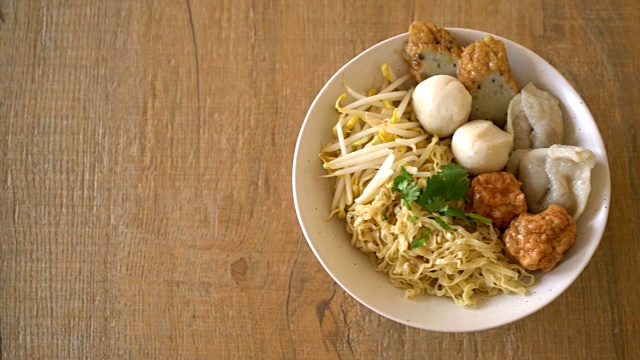 鱼丸面碗视频素材画面1