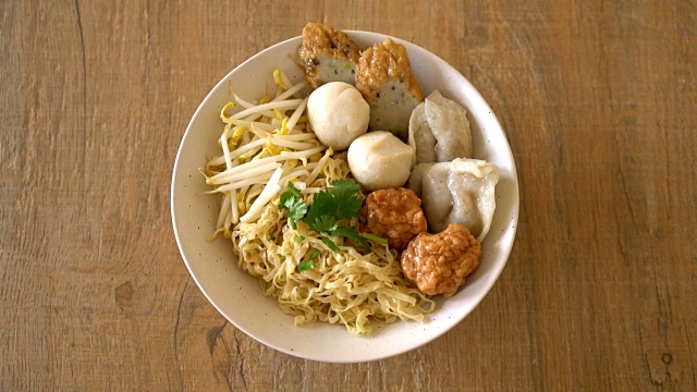 鱼丸面碗视频素材画面2