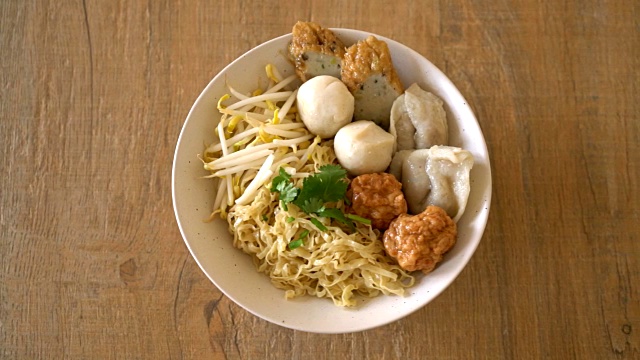 鱼丸面碗视频素材画面3