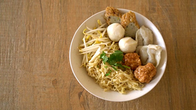 鱼丸面碗视频素材画面4