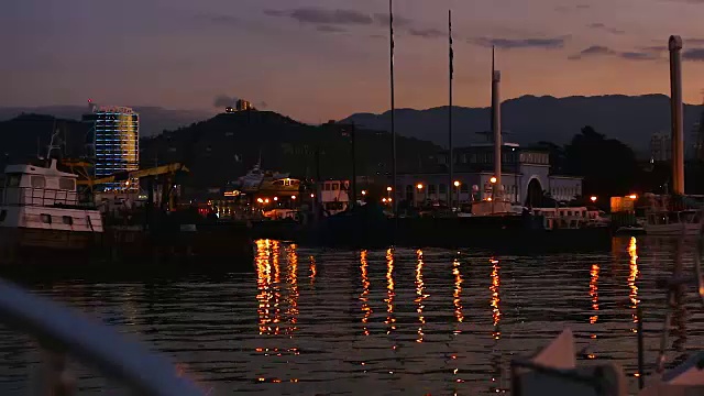 游船和游艇停泊在夜间的巴统港，海港城市景观，格鲁吉亚旅游视频素材