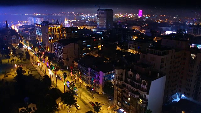 巴统市夜景鸟瞰图，美丽的灯光建筑和街道视频素材