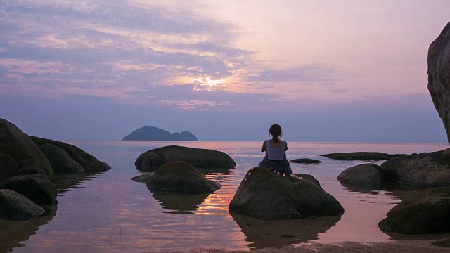 独自在海上看日落的女孩，时光流逝视频素材