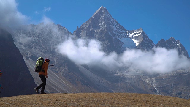 徒步旅行者在喜马拉雅山脉旅行视频素材