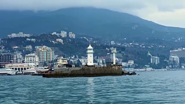 矗立在克里米亚雅尔塔海岸上的灯塔视频素材画面1