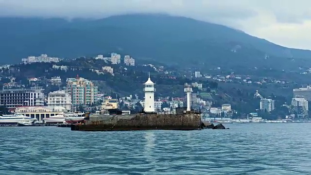 矗立在克里米亚雅尔塔海岸上的灯塔视频素材画面2