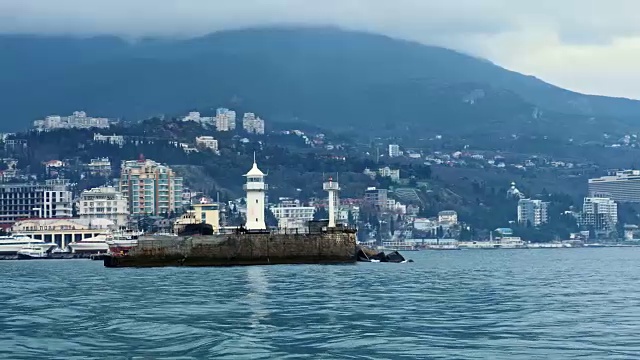 矗立在克里米亚雅尔塔海岸上的灯塔视频素材画面3