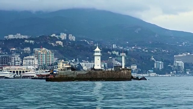 矗立在克里米亚雅尔塔海岸上的灯塔视频素材画面4