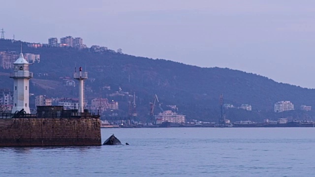 矗立在克里米亚雅尔塔海岸上的灯塔视频素材画面3