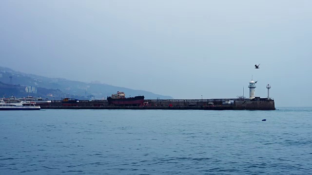 矗立在克里米亚雅尔塔海岸上的灯塔视频素材画面1