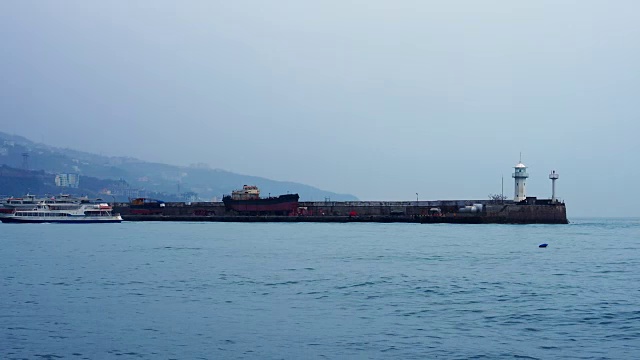 矗立在克里米亚雅尔塔海岸上的灯塔视频素材画面2