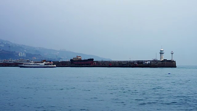 矗立在克里米亚雅尔塔海岸上的灯塔视频素材画面3