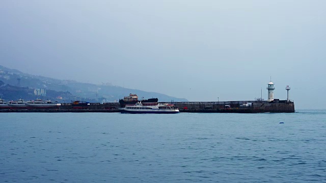 矗立在克里米亚雅尔塔海岸上的灯塔视频素材画面4