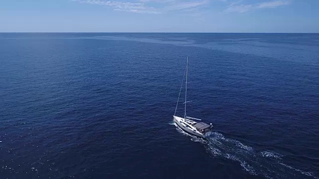 鸟瞰图的白色游艇运行在蓝色的海在黑山视频素材