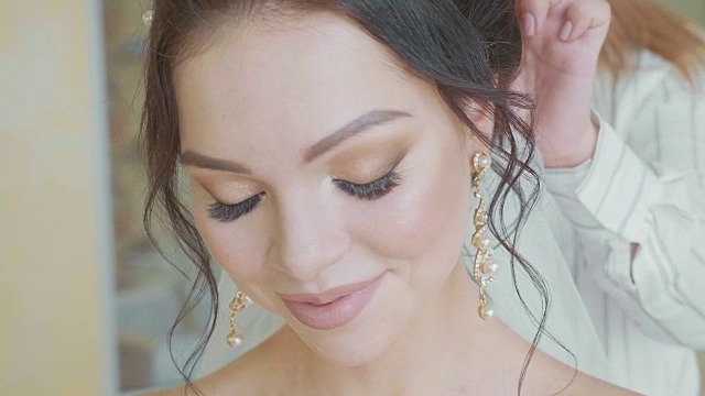 婚礼前，发型师给新娘戴上面纱视频素材画面2