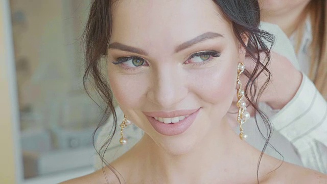 婚礼前，发型师给新娘戴上面纱视频素材画面3