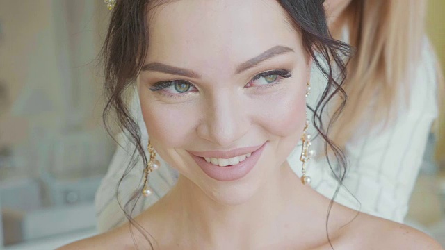 婚礼前，发型师给新娘戴上面纱视频素材画面4