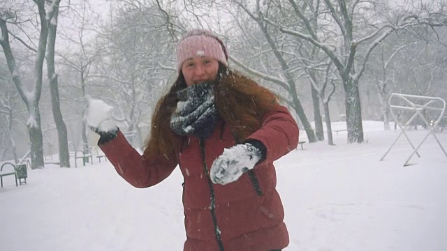 年轻女子在户外享受冬日。雪的冬天的梦想。慢动作视频素材