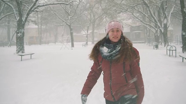 年轻女子在户外享受冬日。雪的冬天的梦想。慢动作视频素材