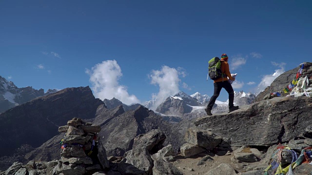 一个背着背包在喜马拉雅山脉旅行的男人视频素材