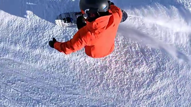 滑雪者在滑雪道上滑行，在转弯时喷洒雪视频素材