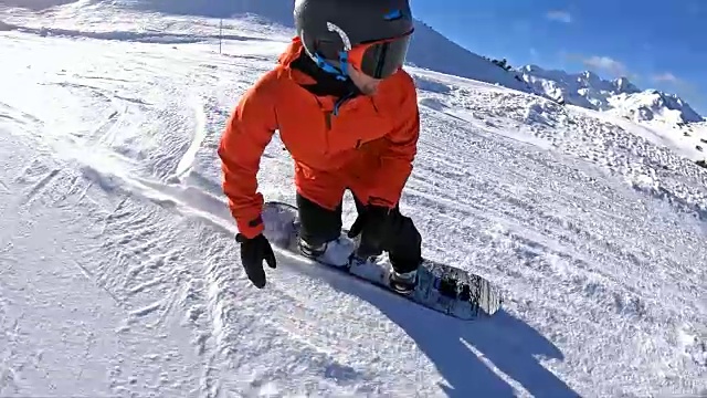 滑雪者在滑雪板下坡时制造一团粉末雪云视频素材