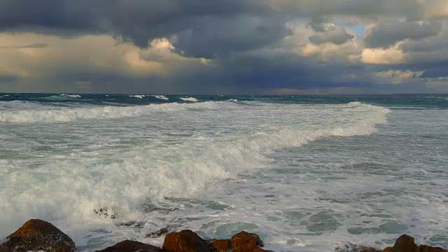 浪花拍打着海岸视频素材