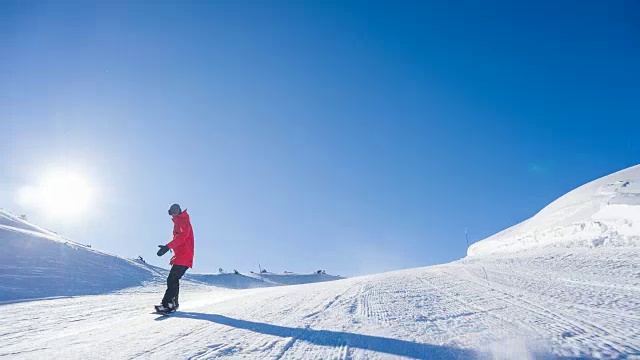 滑雪者在雪地上享受阳光明媚的一天视频素材