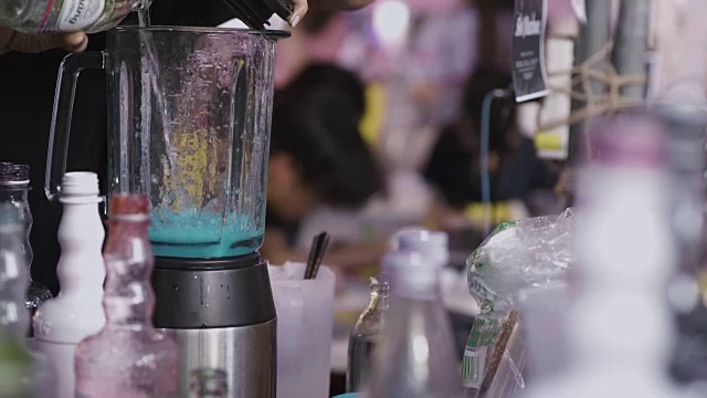 新鲜的蓝色海洋鸡尾酒，酒精视频素材画面1