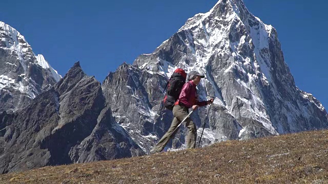 背包客爬山视频素材