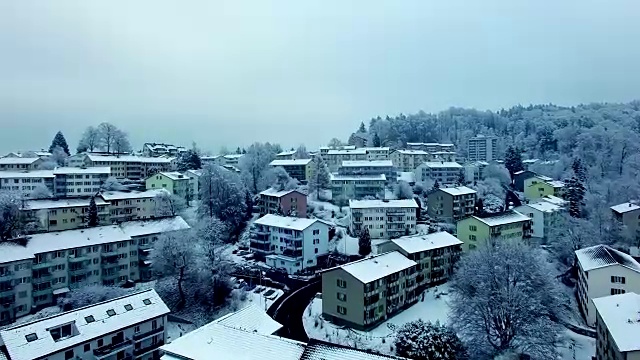 冬日里白雪覆盖的村庄的Arial照片视频素材画面1