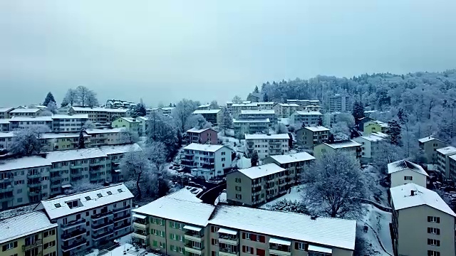 冬日里白雪覆盖的村庄的Arial照片视频素材画面2