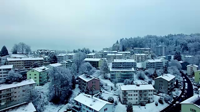 冬日里白雪覆盖的村庄的Arial照片视频素材画面3