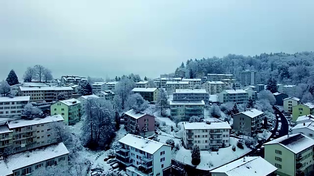 冬日里白雪覆盖的村庄的Arial照片视频素材画面4