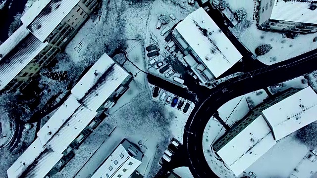 冬日里白雪覆盖的村庄的Arial照片视频素材画面1