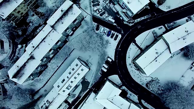 冬日里白雪覆盖的村庄的Arial照片视频素材画面2