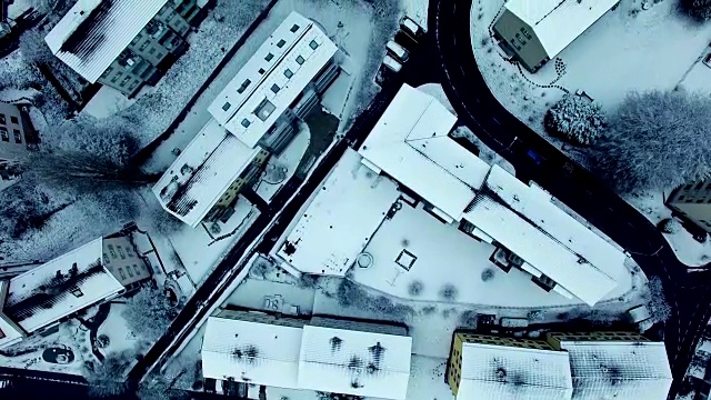 冬日里白雪覆盖的村庄的Arial照片视频素材画面3