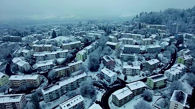 冬日里白雪覆盖的村庄的Arial照片视频素材画面1