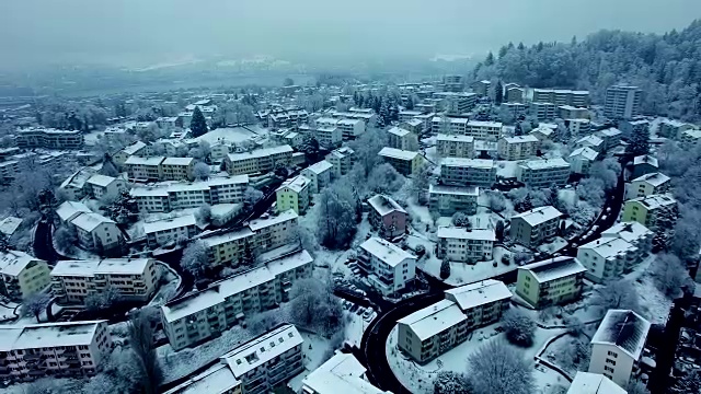 冬日里白雪覆盖的村庄的Arial照片视频素材画面2