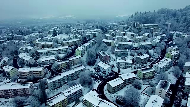 冬日里白雪覆盖的村庄的Arial照片视频素材画面3